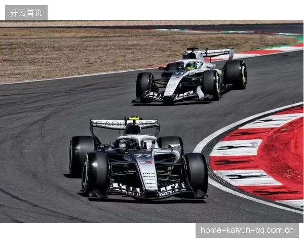F1车队车库幕后团队首次公开媒体见面：揭开速度与智慧的极致秘密